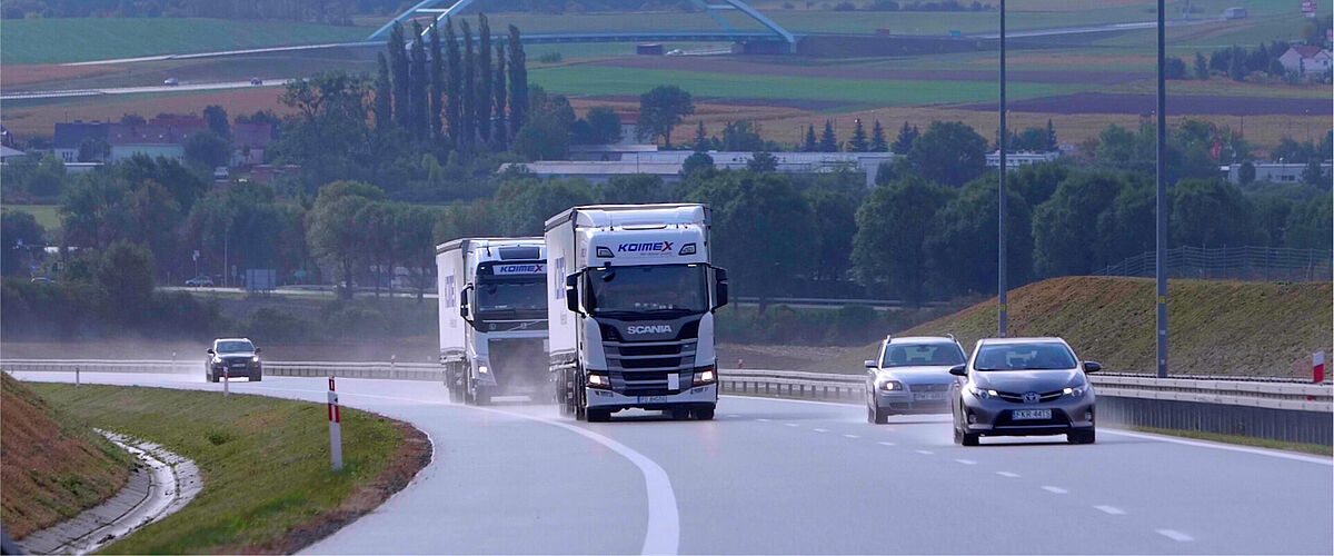Samochód ciężarowy jadący autostradą.