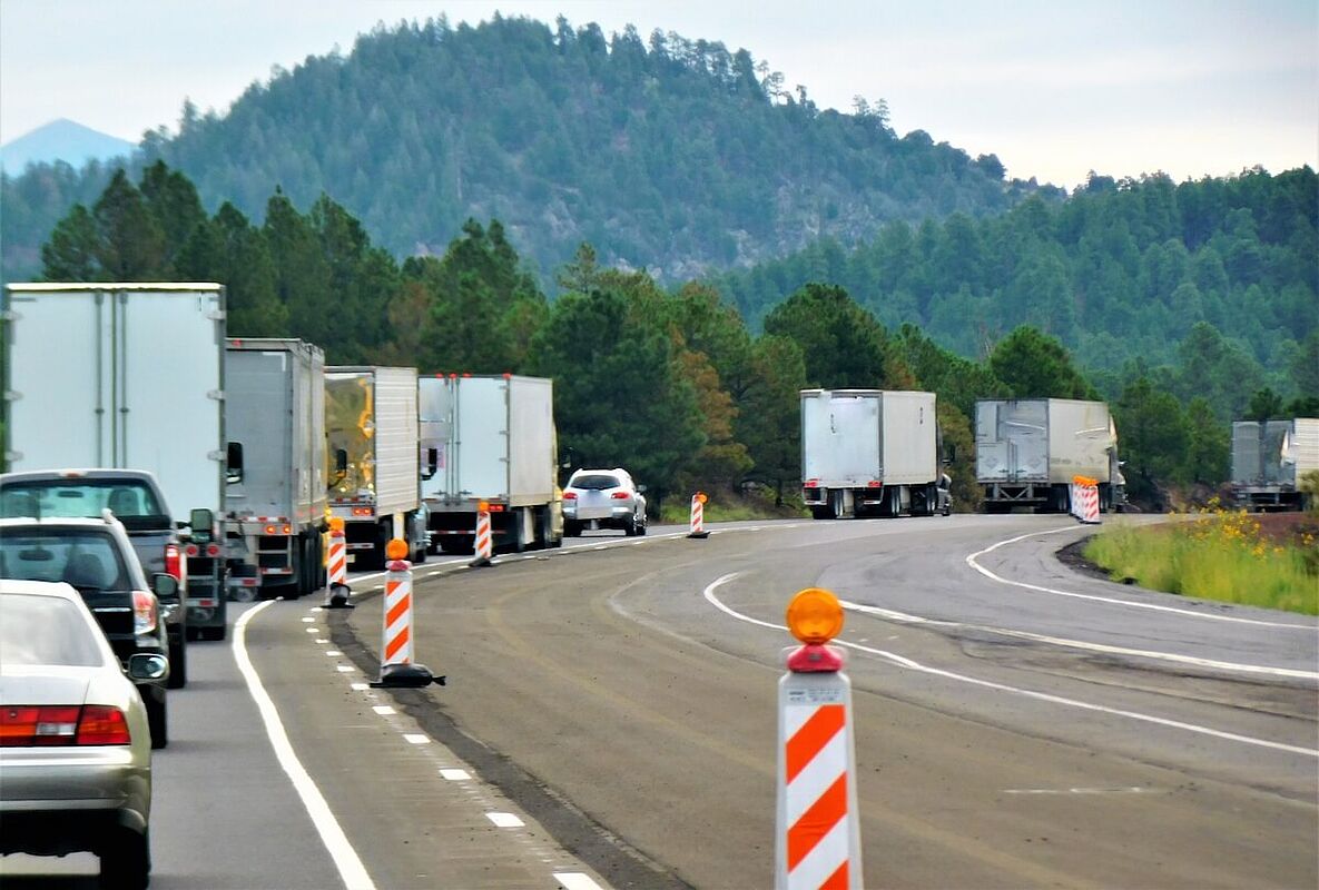 Samochody ciężarowe stojące w korku na autostradzie