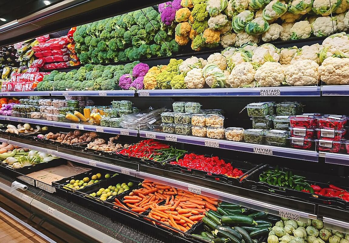 Regał chłodniczy z warzywami w sklepie